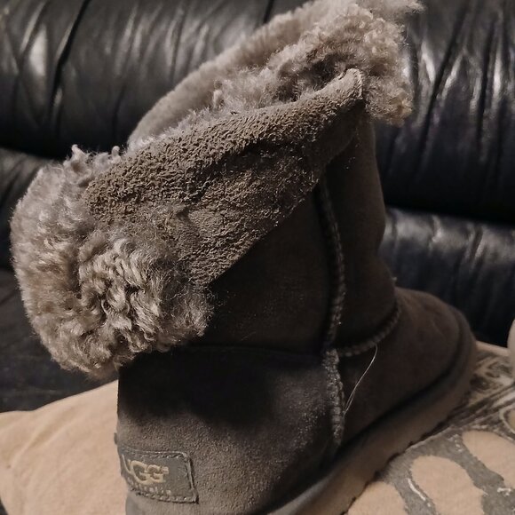 UGG BAILEY BUTTON II GREY SUEDE SHEEPSKIN CLASSIC WOMEN'S BOOTS - Picture 3 of 7